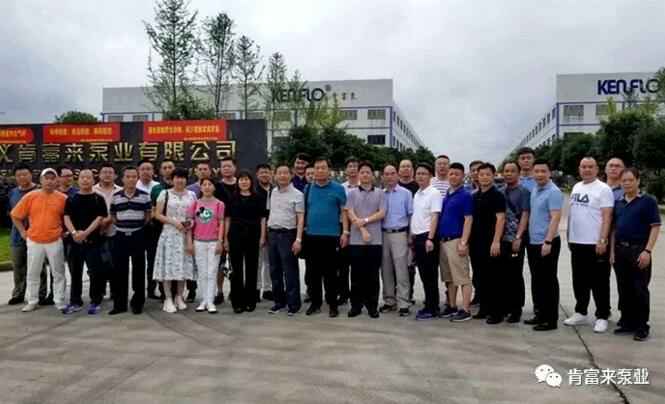 与会人员在遵义半岛网站网页版页面登入-半岛online(中国)有限公司大门口合影留念